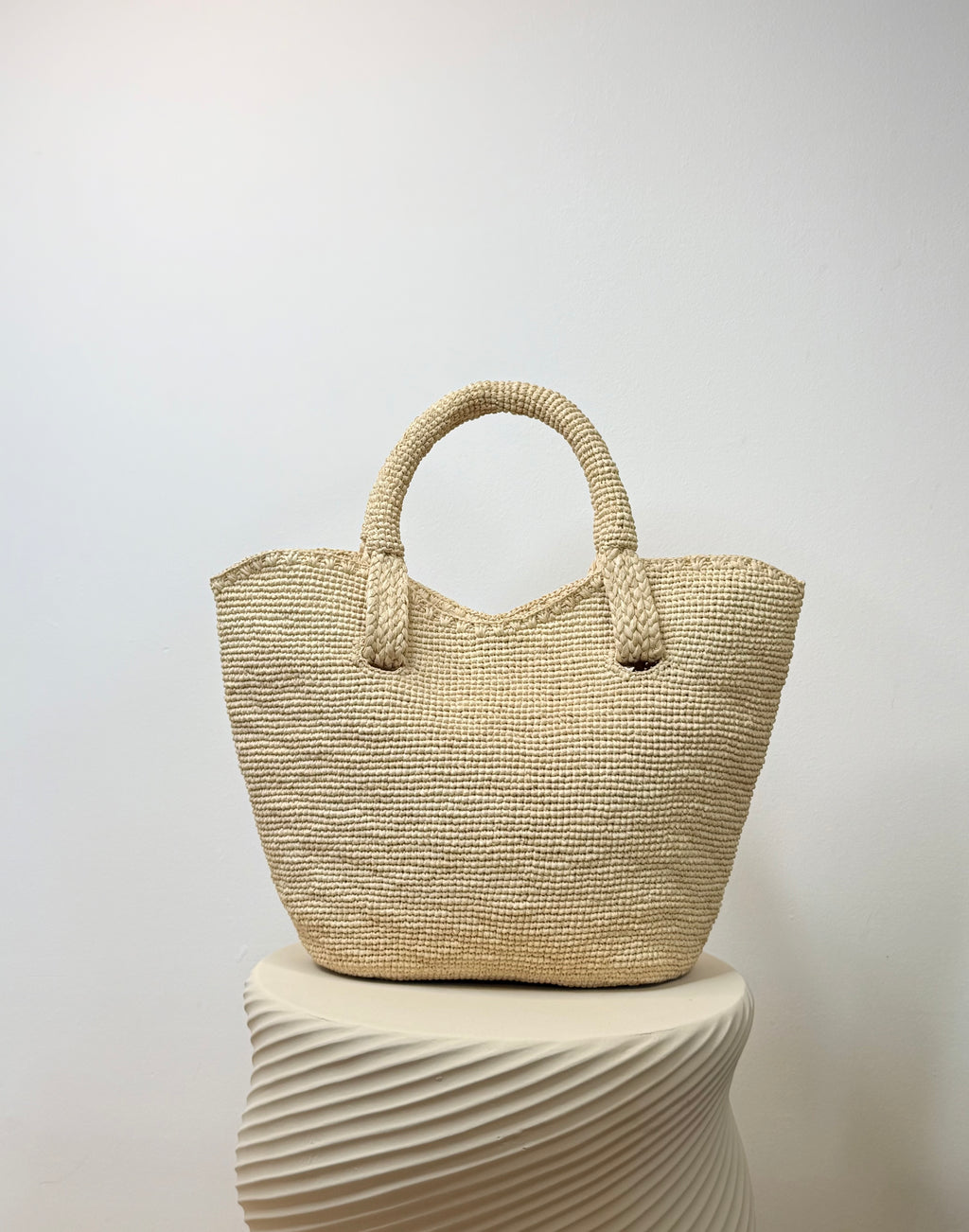 Riaka M – sac en raphia                          ( Bientôt disponible )