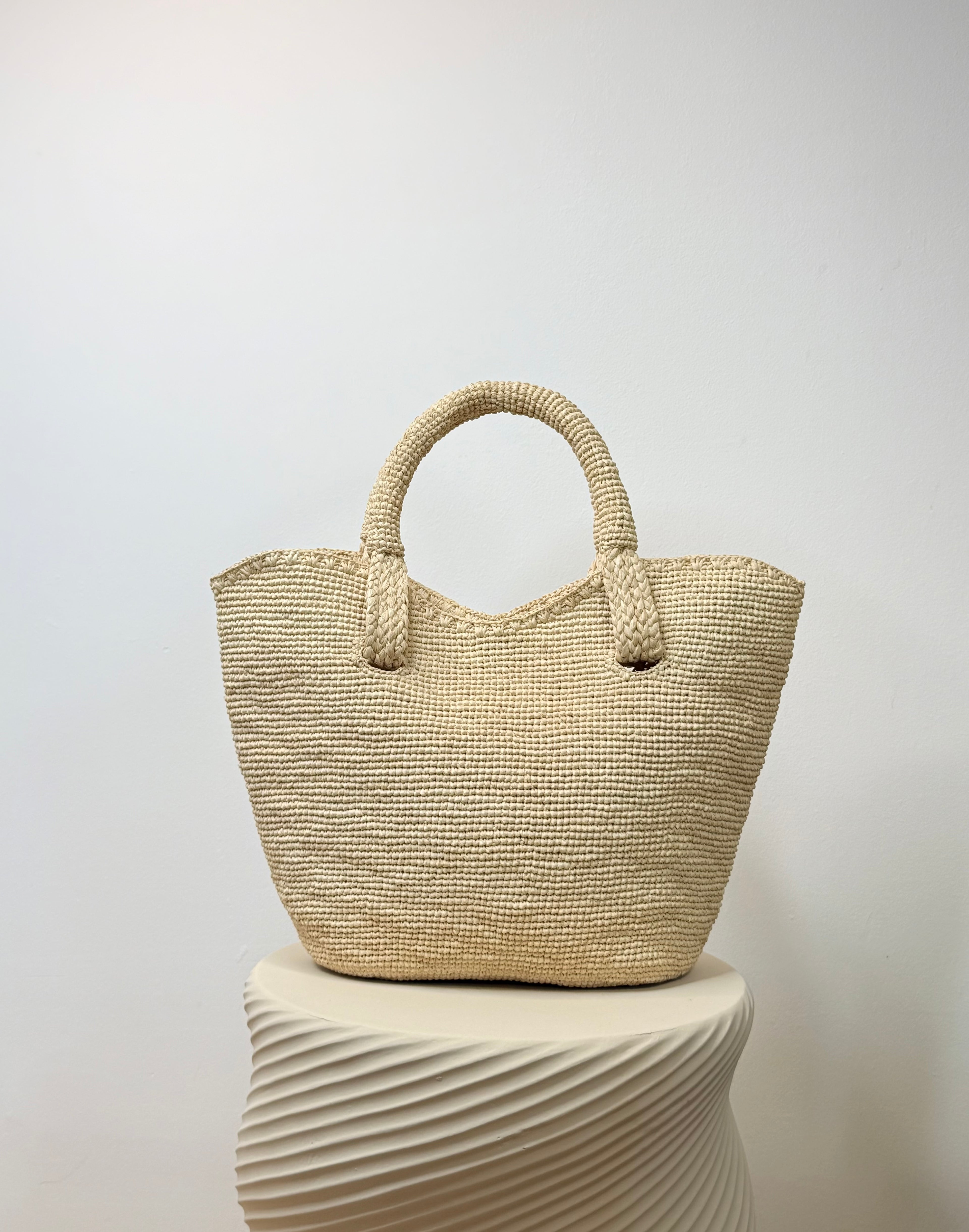 Riaka M – sac en raphia                          ( Bientôt disponible )