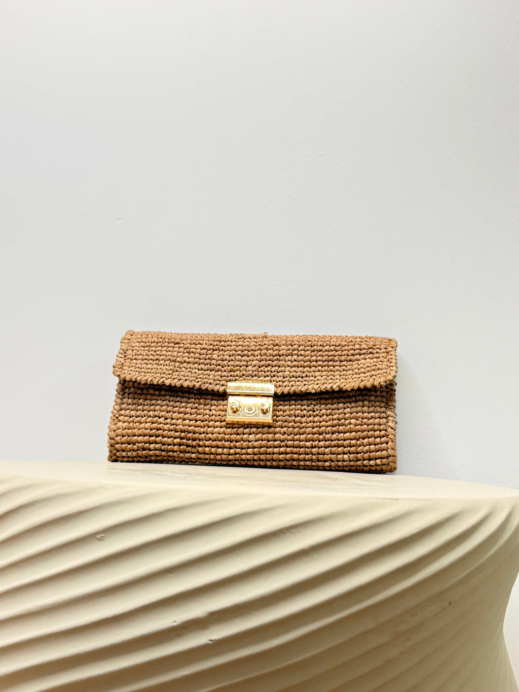 Ilaina — Portefeuille en raphia couleur thé ( Bientôt disponible )